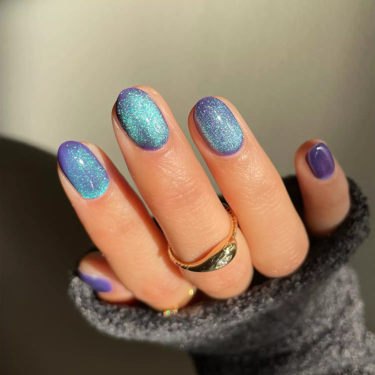 Trendy velvet manicure for winter 2025: fashionable ideas for February