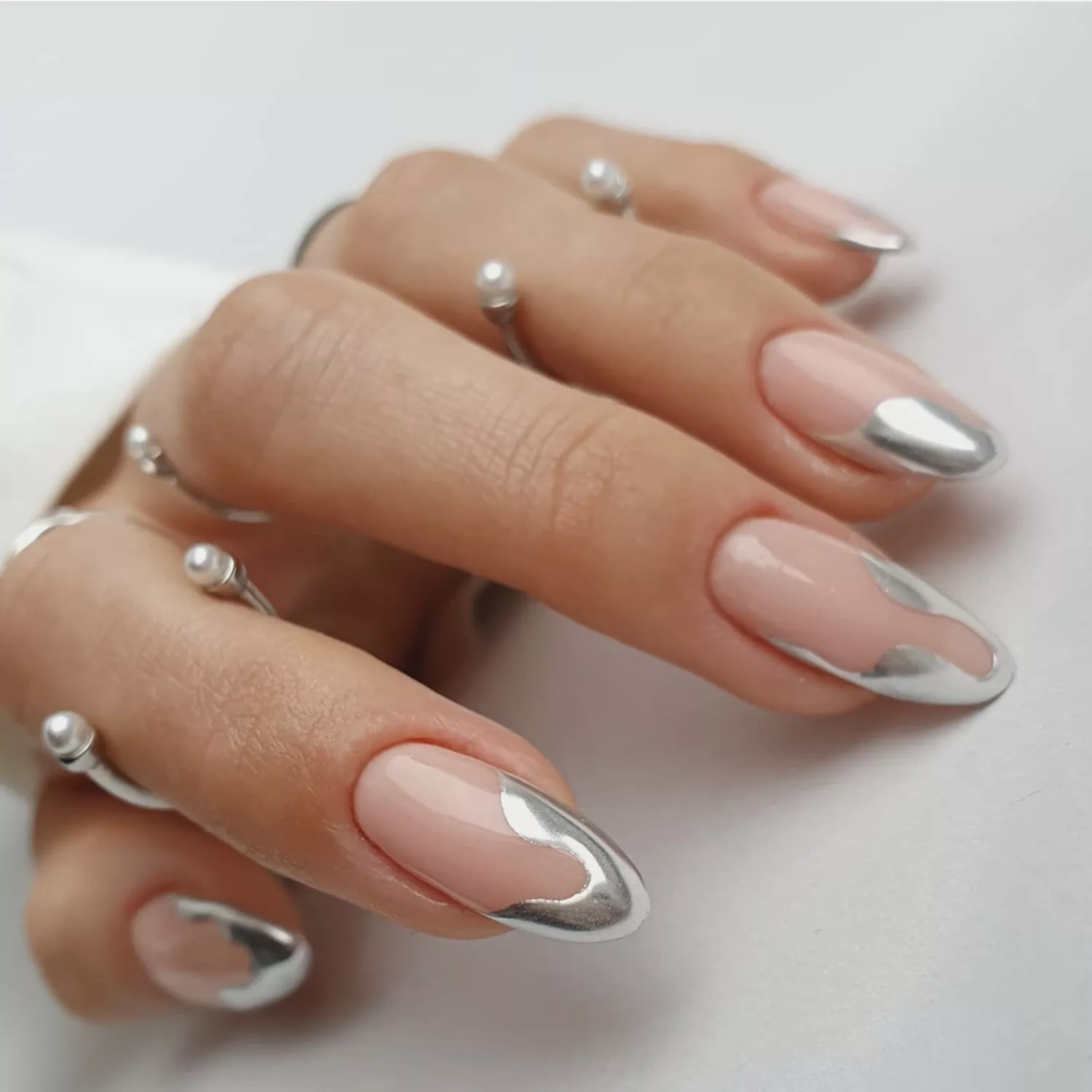 Silver chrome nails: the most fashionable ideas for winter 2024-2025