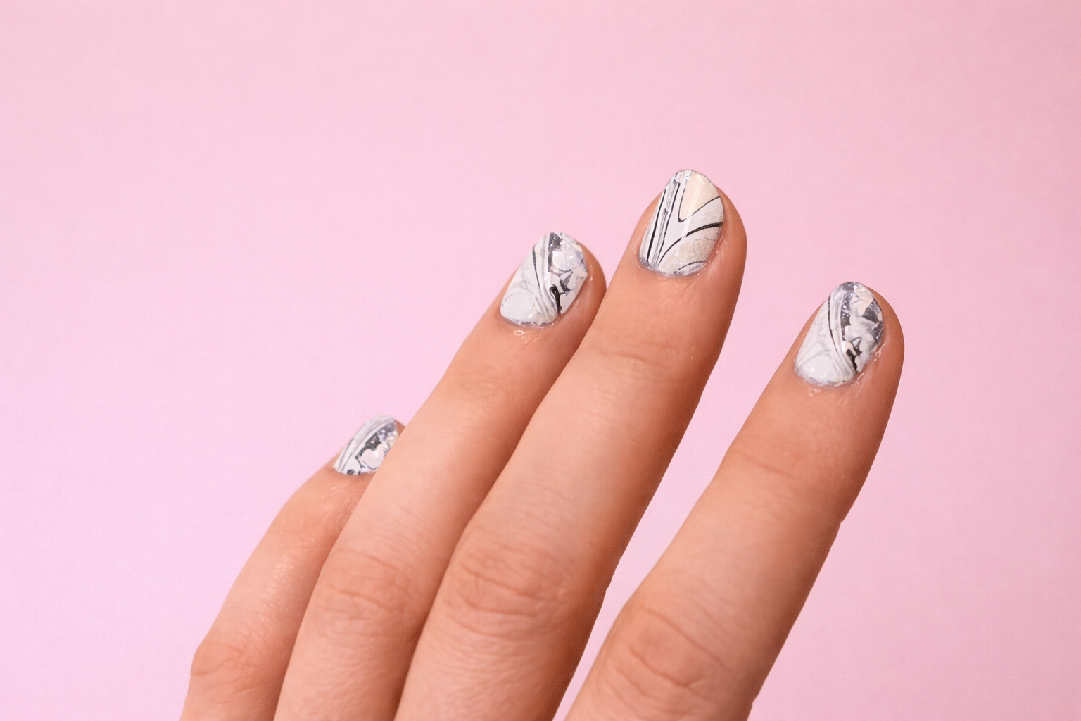 Как сделать мраморный маникюр в домашних условиях: пошаговая инструкция