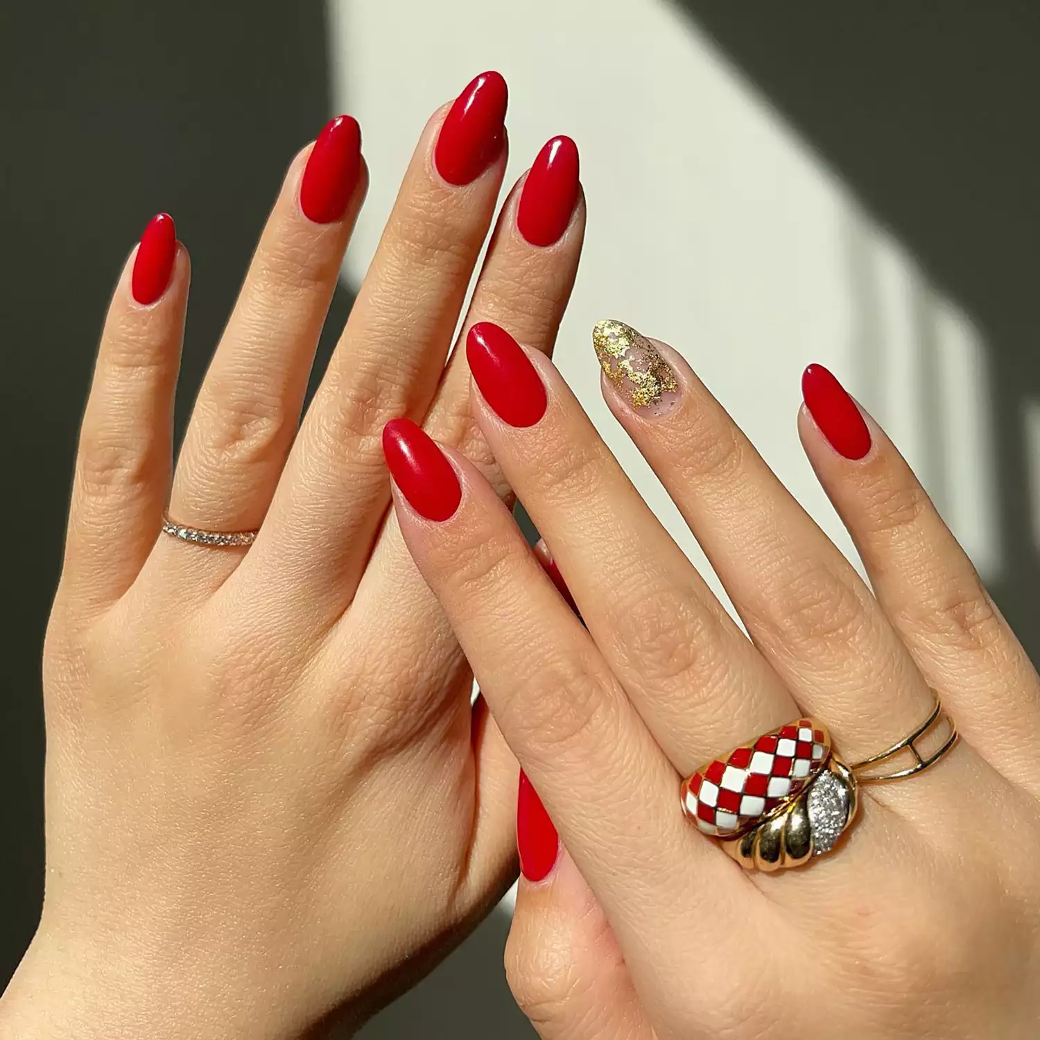 Nail manicure with gold foil that looks expensive: the freshest and most original ideas of 2024