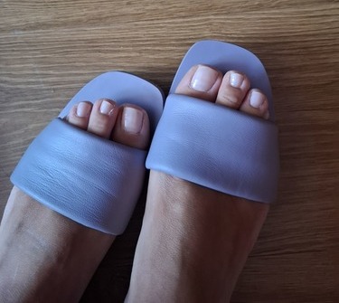 9 nuante nude de pedichiura care se potrivesc cu orice outfit estival si arata scump