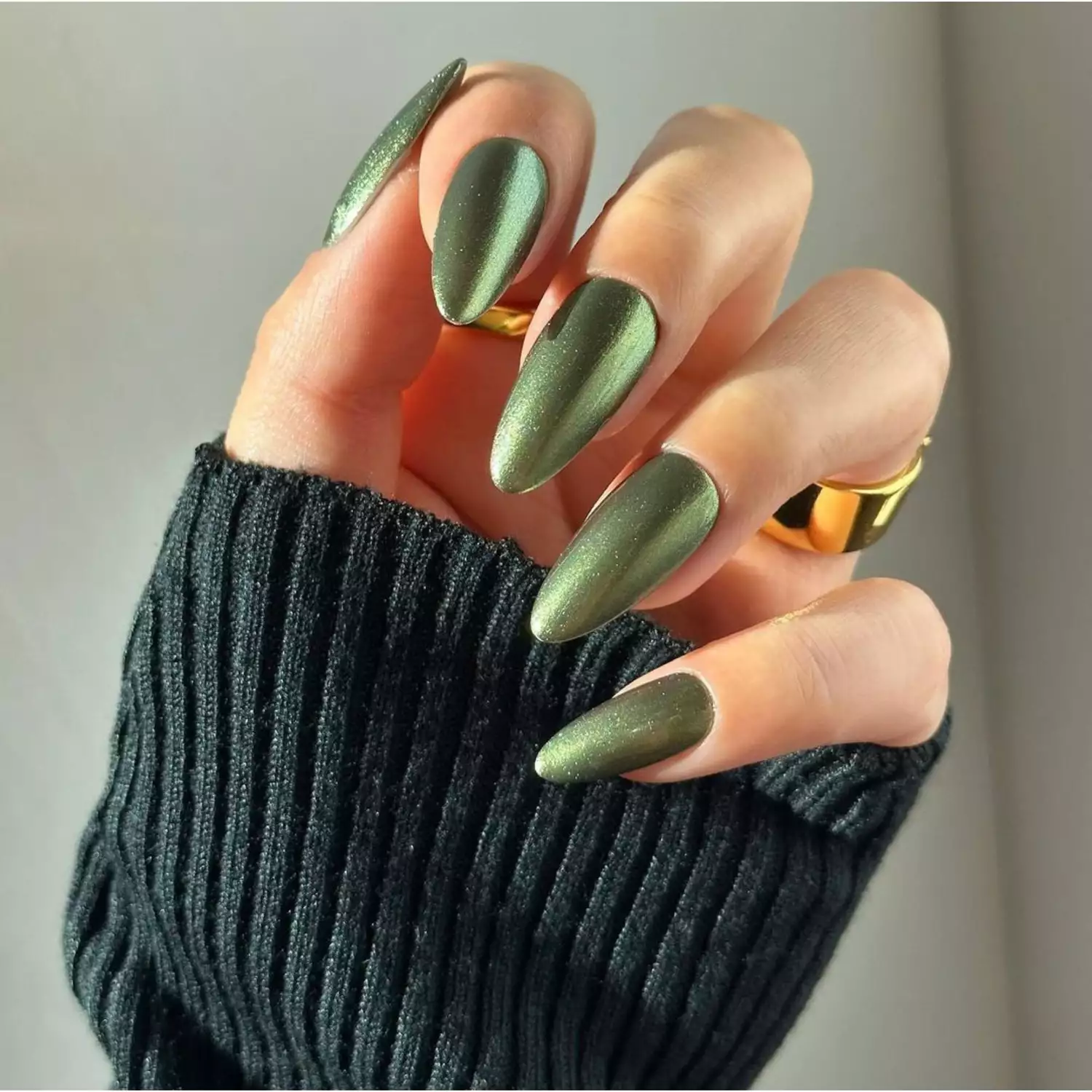 Stylish manicure ideas for December 2024: festive nail art for short and long nails