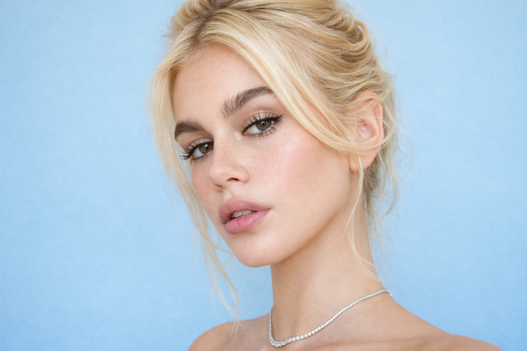 Как использовать один тональный крем зимой и летом: 6 лайфхаков от визажистов