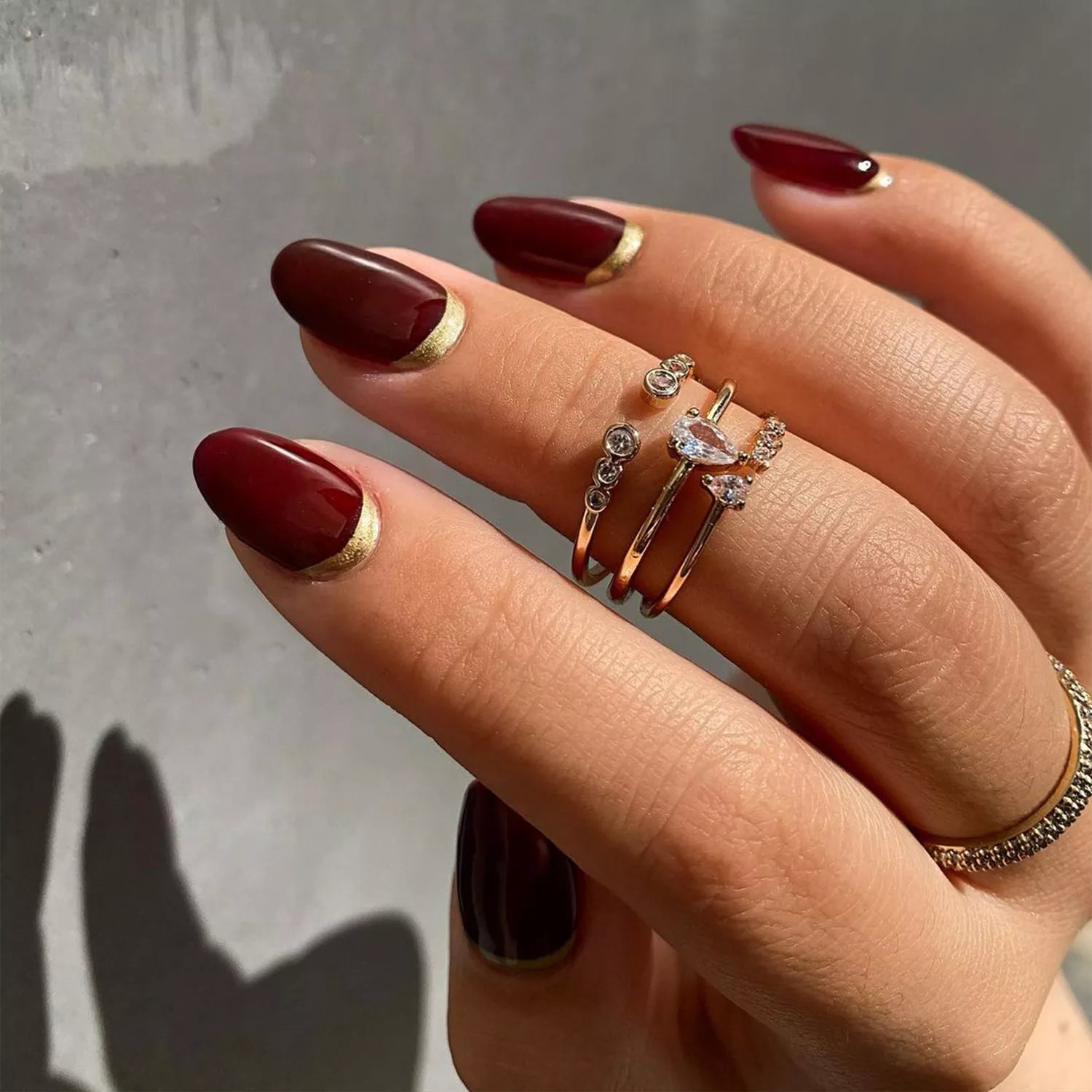 Обратный французский маникюр: 14 стильных идей дизайна ногтей 2026