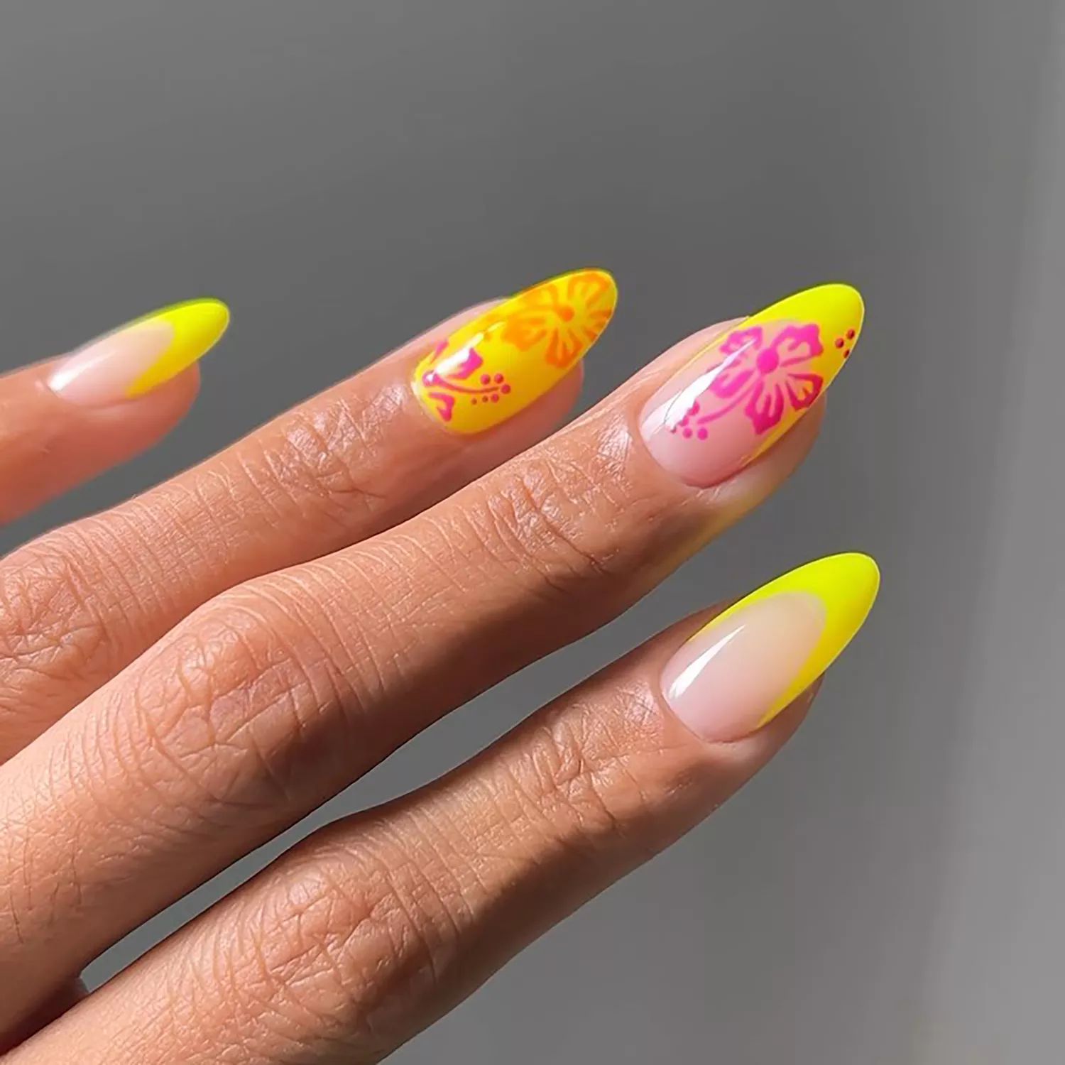 Manichiura nail art tropicala, trendul 2024: 14 cele mai originale idei