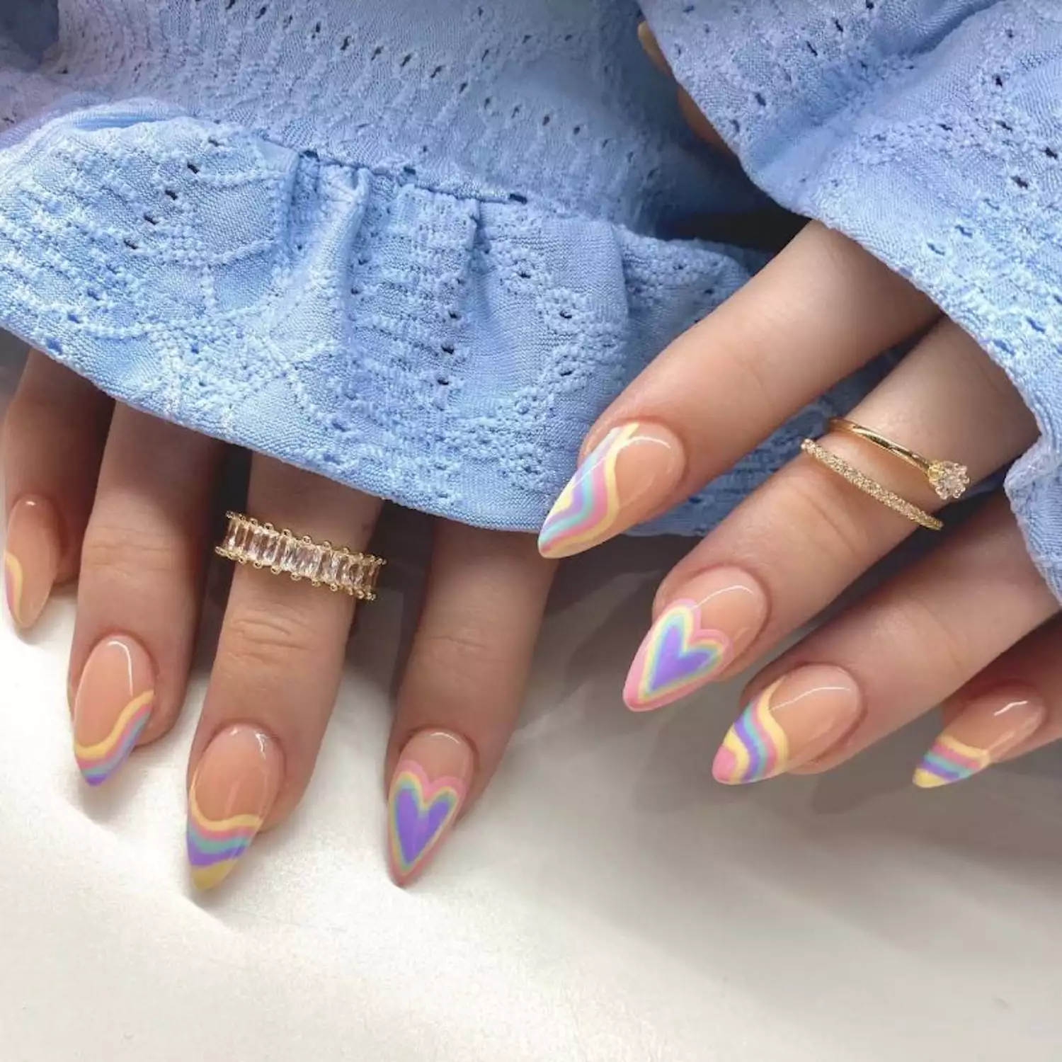 Unghii pastel in tendinte 2024: modele noi in nuante populare