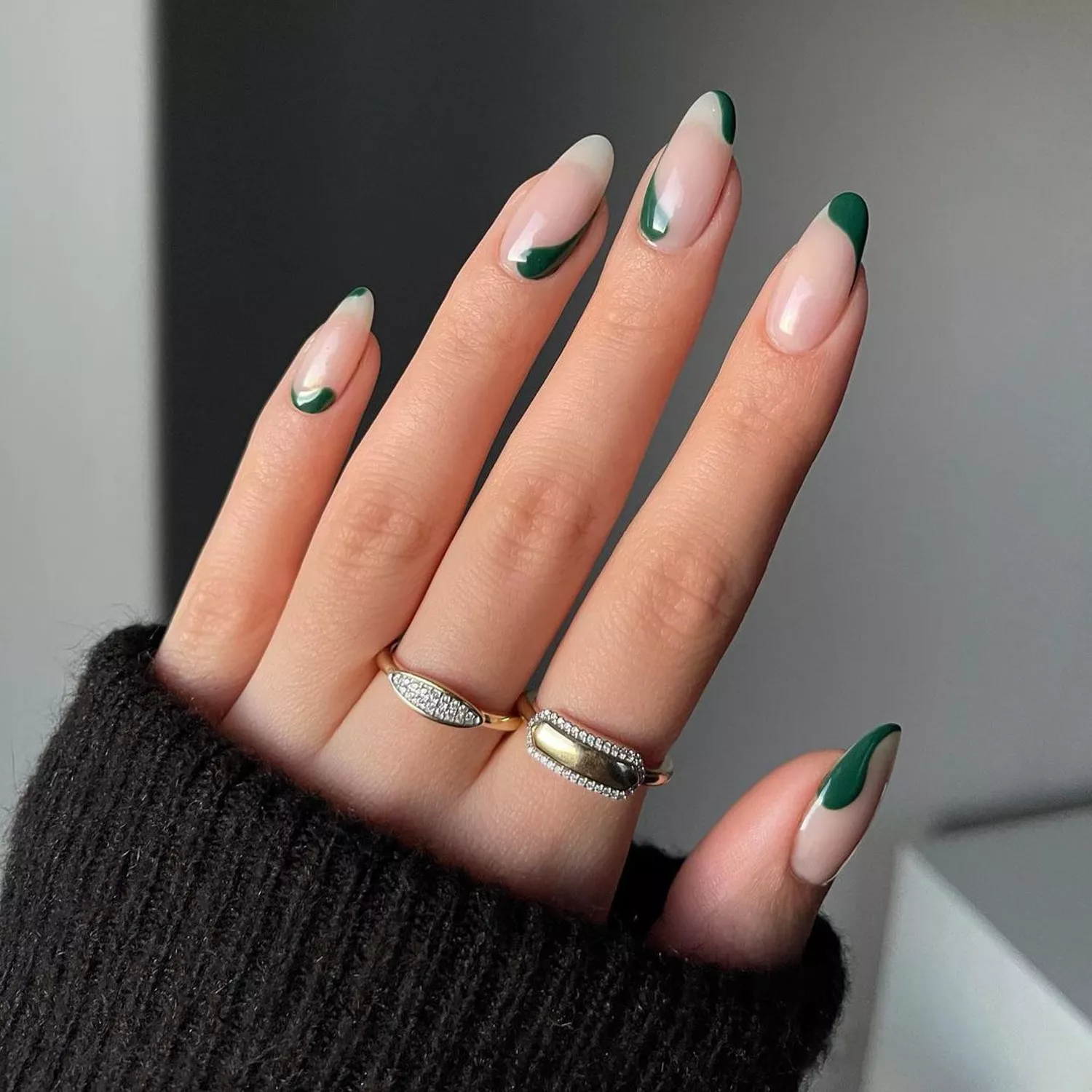 Unghii verde smarald de iarna: 9 idei impresionante pentru nail art