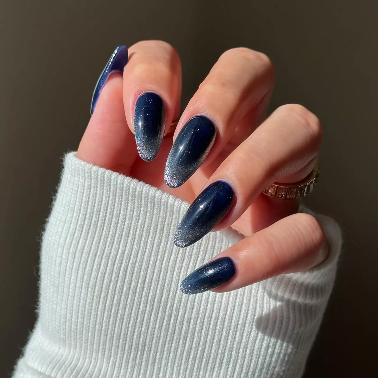 Top 11 culori de unghii pentru Revelion 2026: de la sampanie metalizata la negru glossy