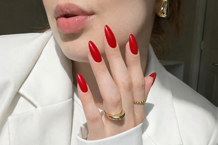 How to quickly refresh an old manicure in 5 minutes and make it last another week
