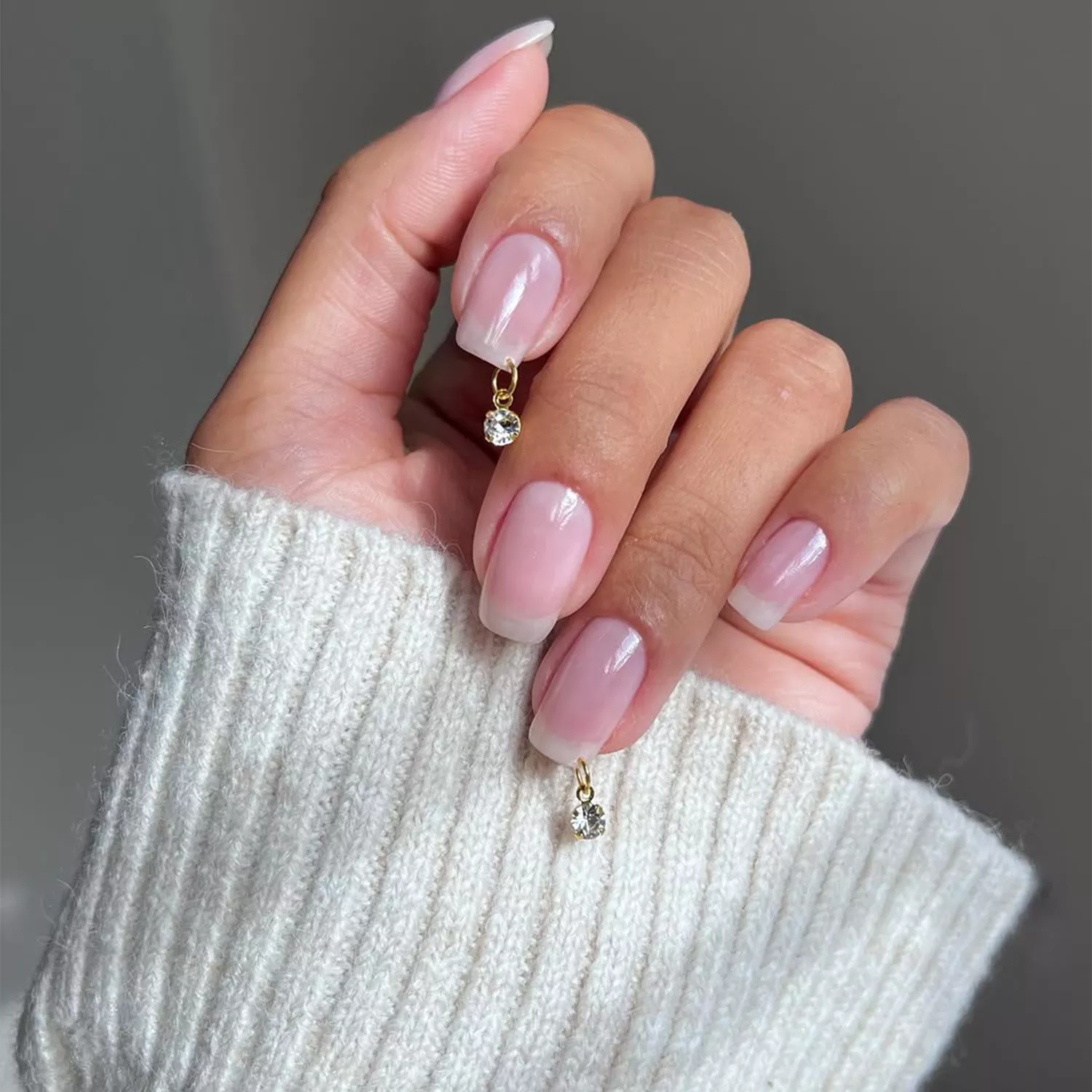 Manicure minimalism on short nails 2025: trendy nail designs in neutral colours