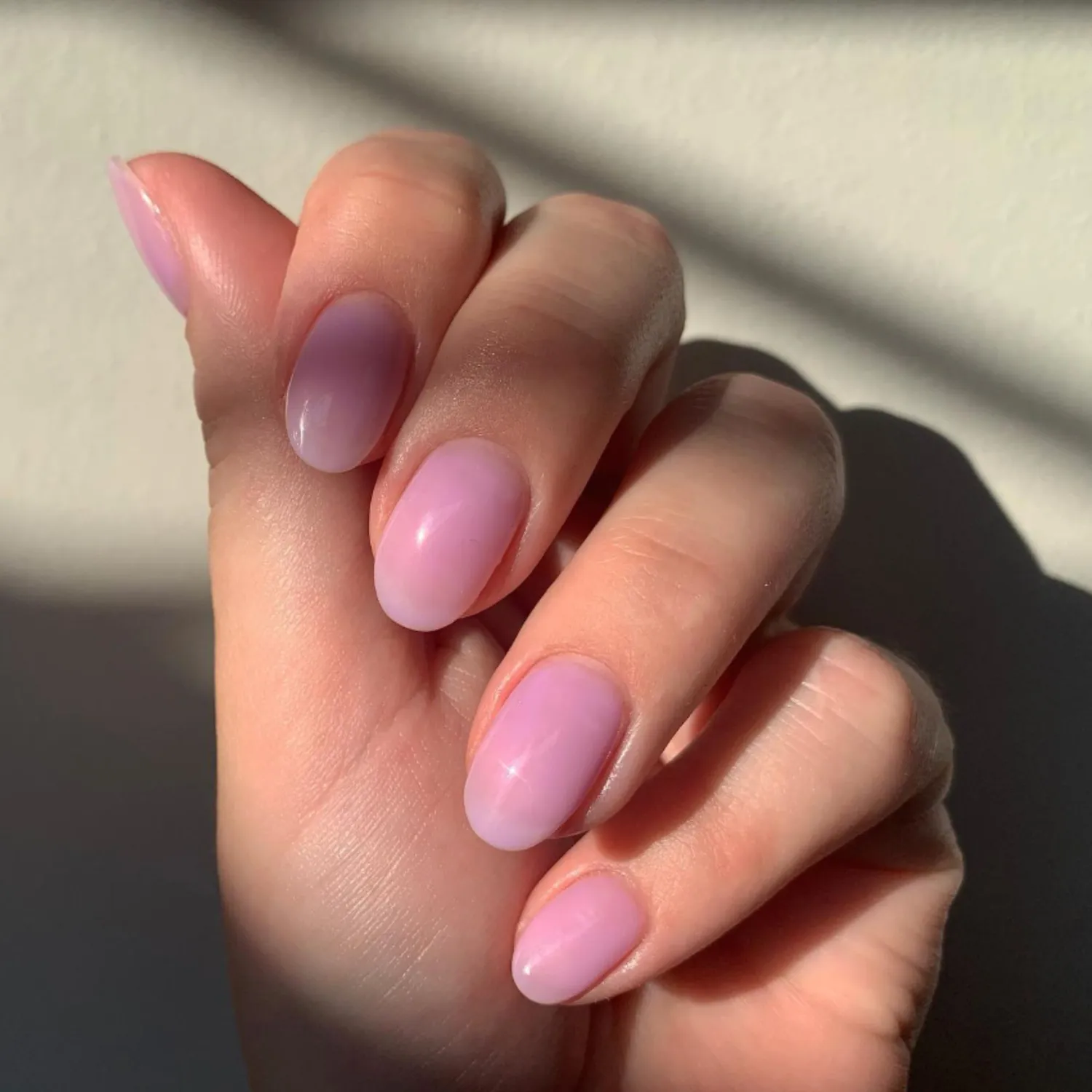 Modele unghii minimaliste roz delicat 2025: 12 idei trendy si elegante