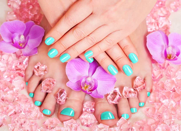 Should the color of the manicure and pedicure be the same: what nail experts say