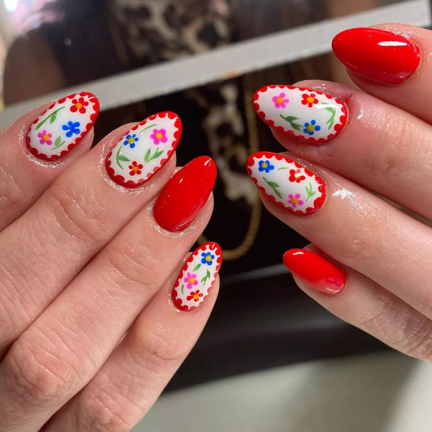 Top 11 cele mai originale modele de unghii cu gel pentru luna mai