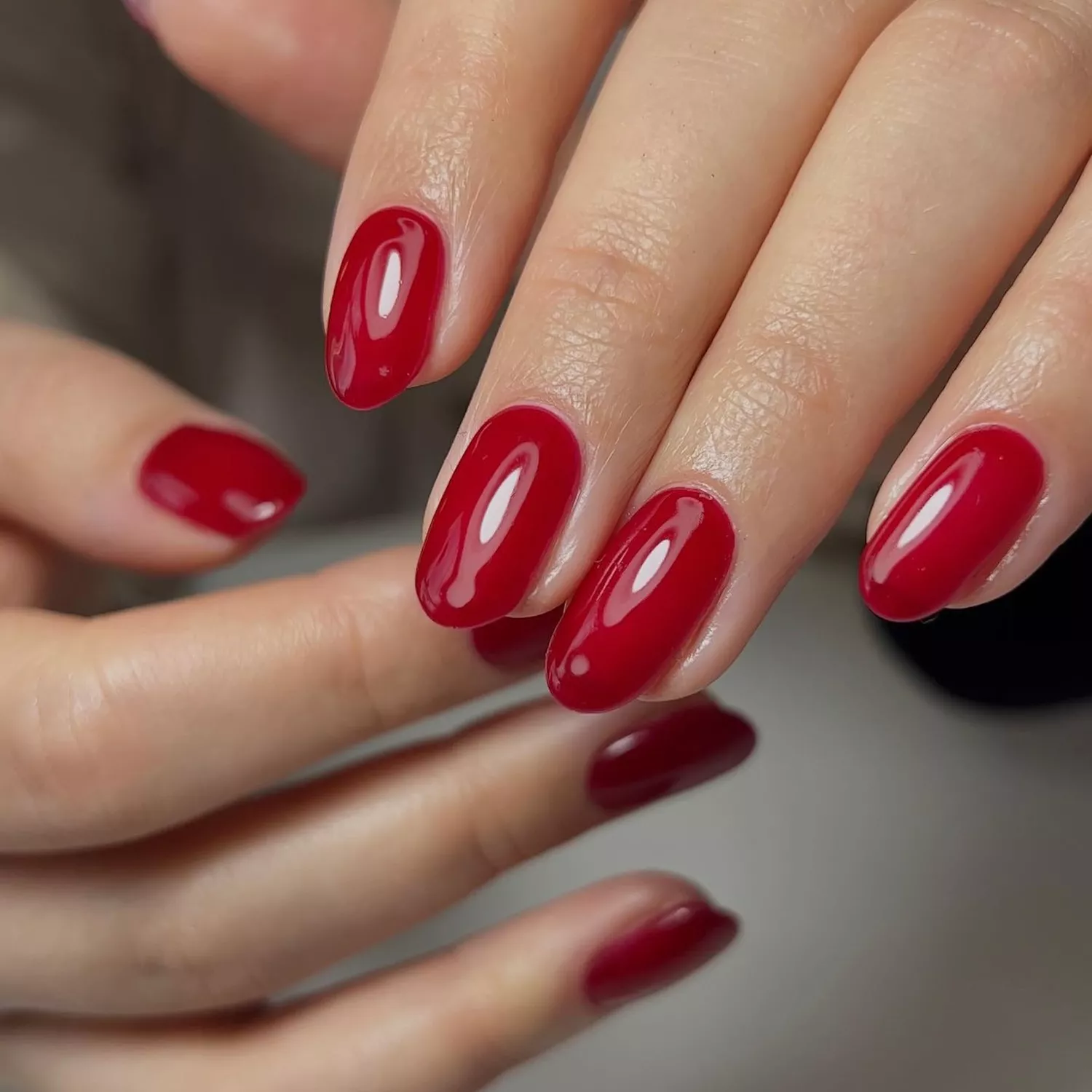 Idei de manichiura rosie pentru unghii scurte 2025: modele de unghii elegante si tendinte de moda must-have