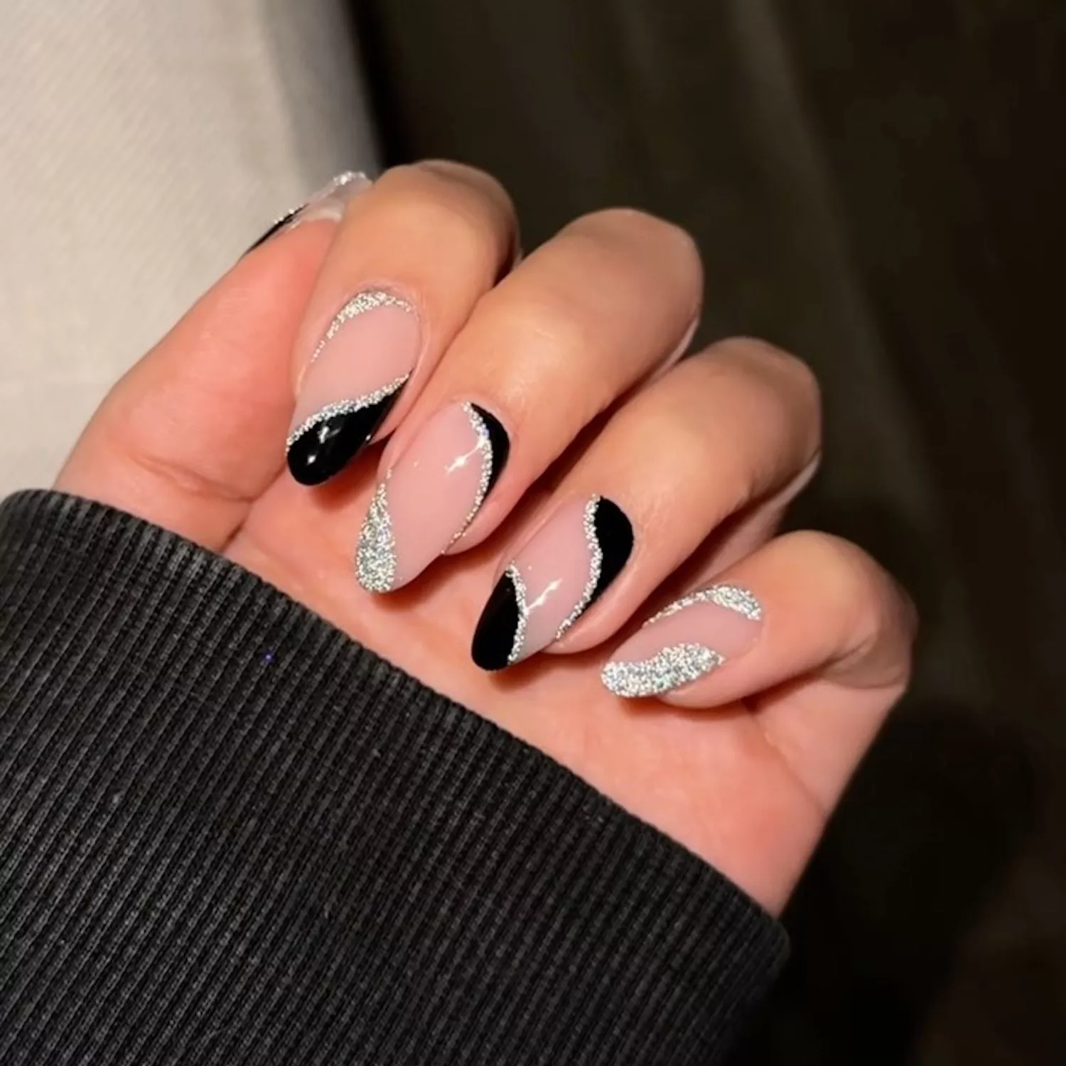 Trendy black manicure for winter 2024/2025: current trends, stylish ideas and combination of shades