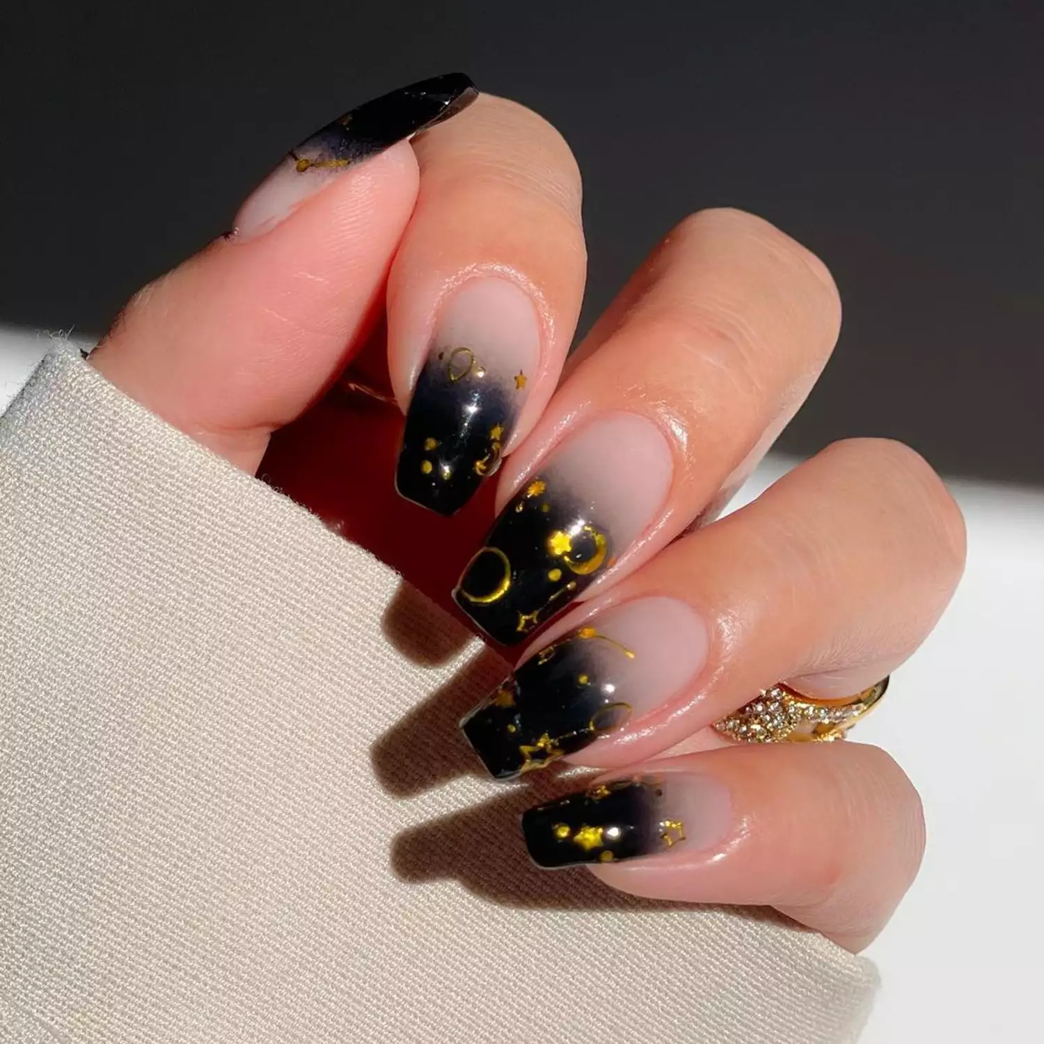 Modele de unghii de iarna in nuante inchise: 11 idei trendy si originale