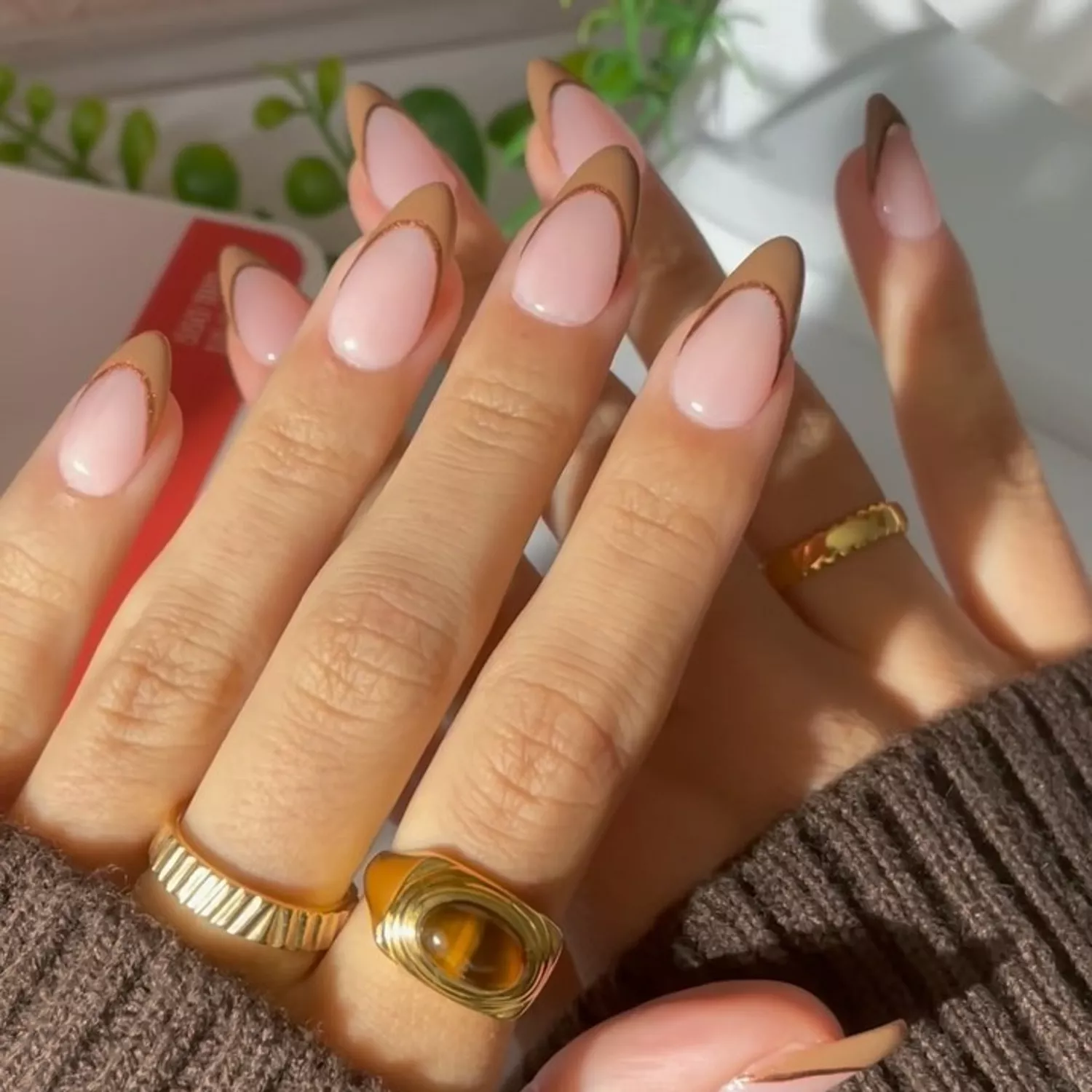 7 trendy and new autumn manicure ideas in beige tones