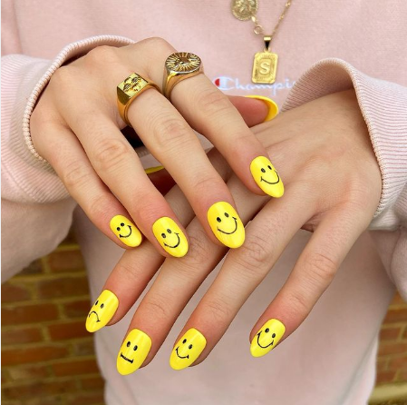 Designul unghiilor cu emoticoane: cum sa porti aceasta imagine?