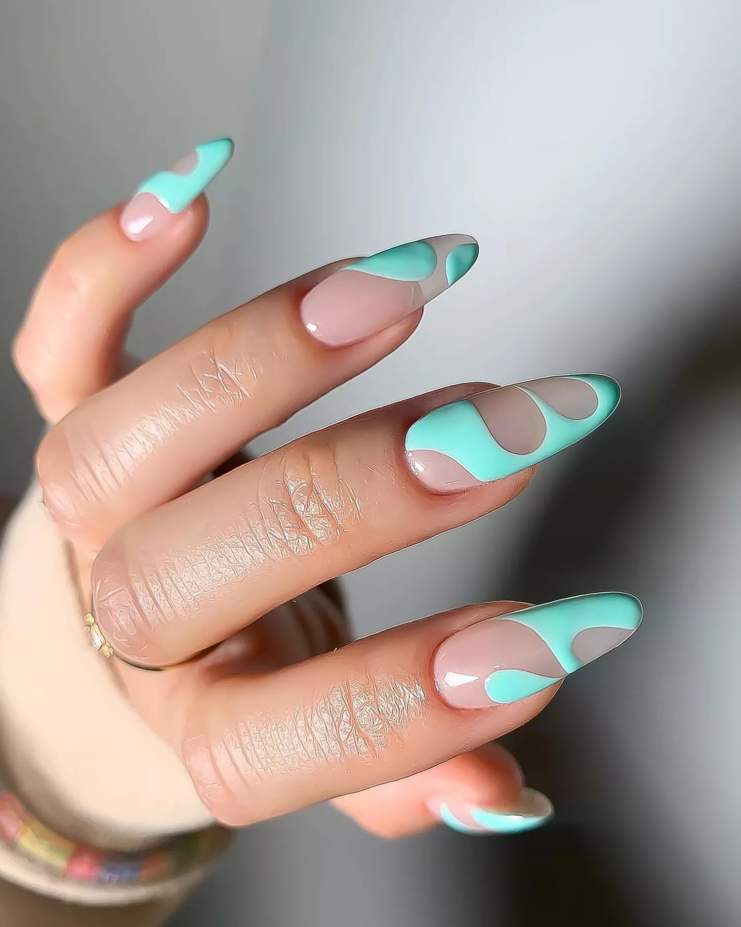 Aquamarine blue nails - o tendinta noua pentru primavara 2025. Cela mai noi si stilate modele de unghii