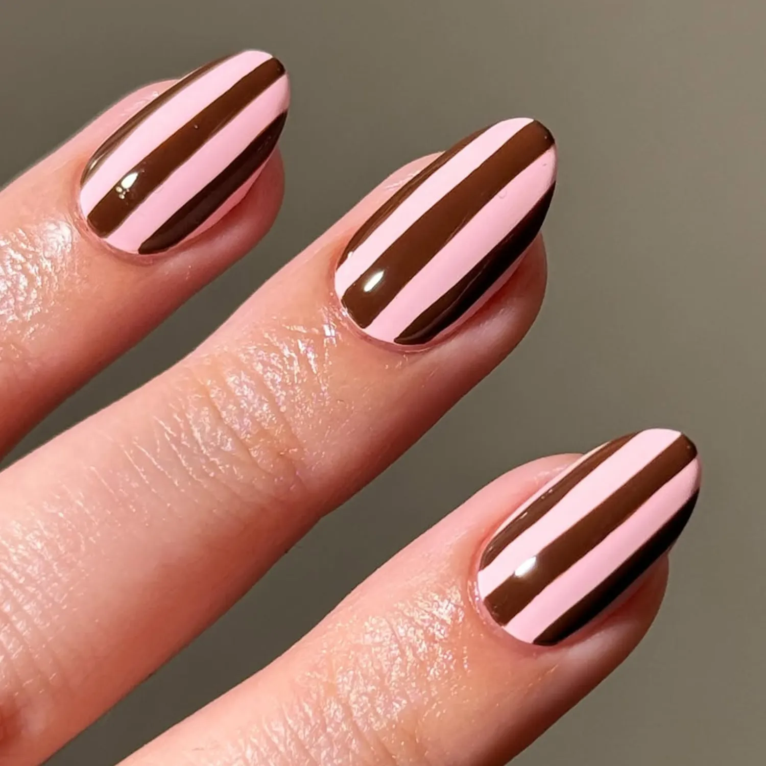 Розово-коричневый маникюр на зиму 2025-2026: 7 нежных и трендовых идей