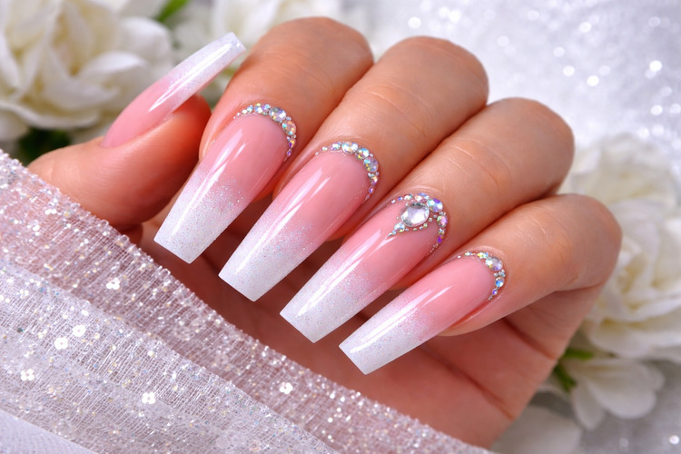 Як безпечно зняти акрилові нігті самостійно