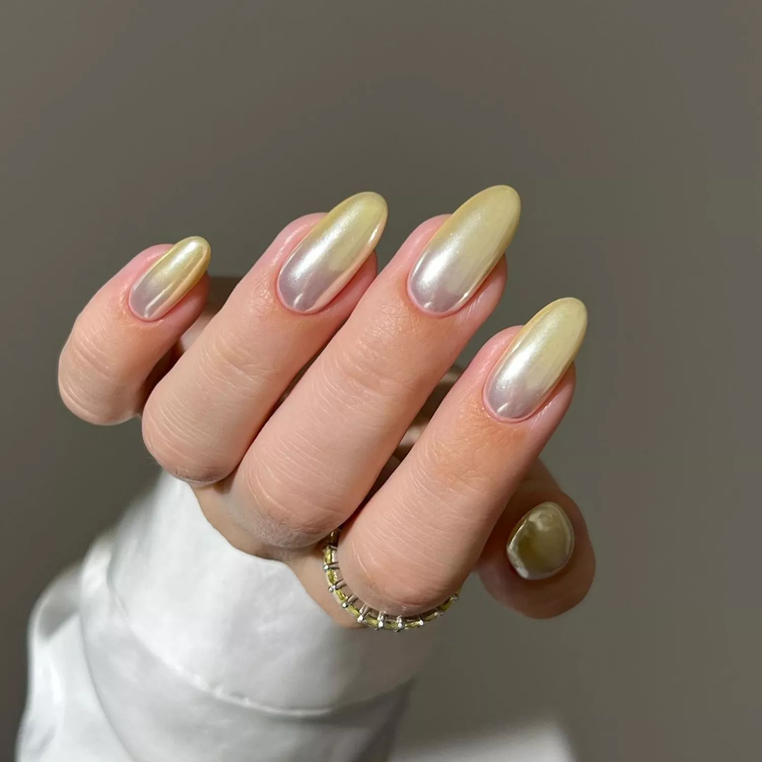 Chrome manicure for summer 2024: ideas, trends and novelties