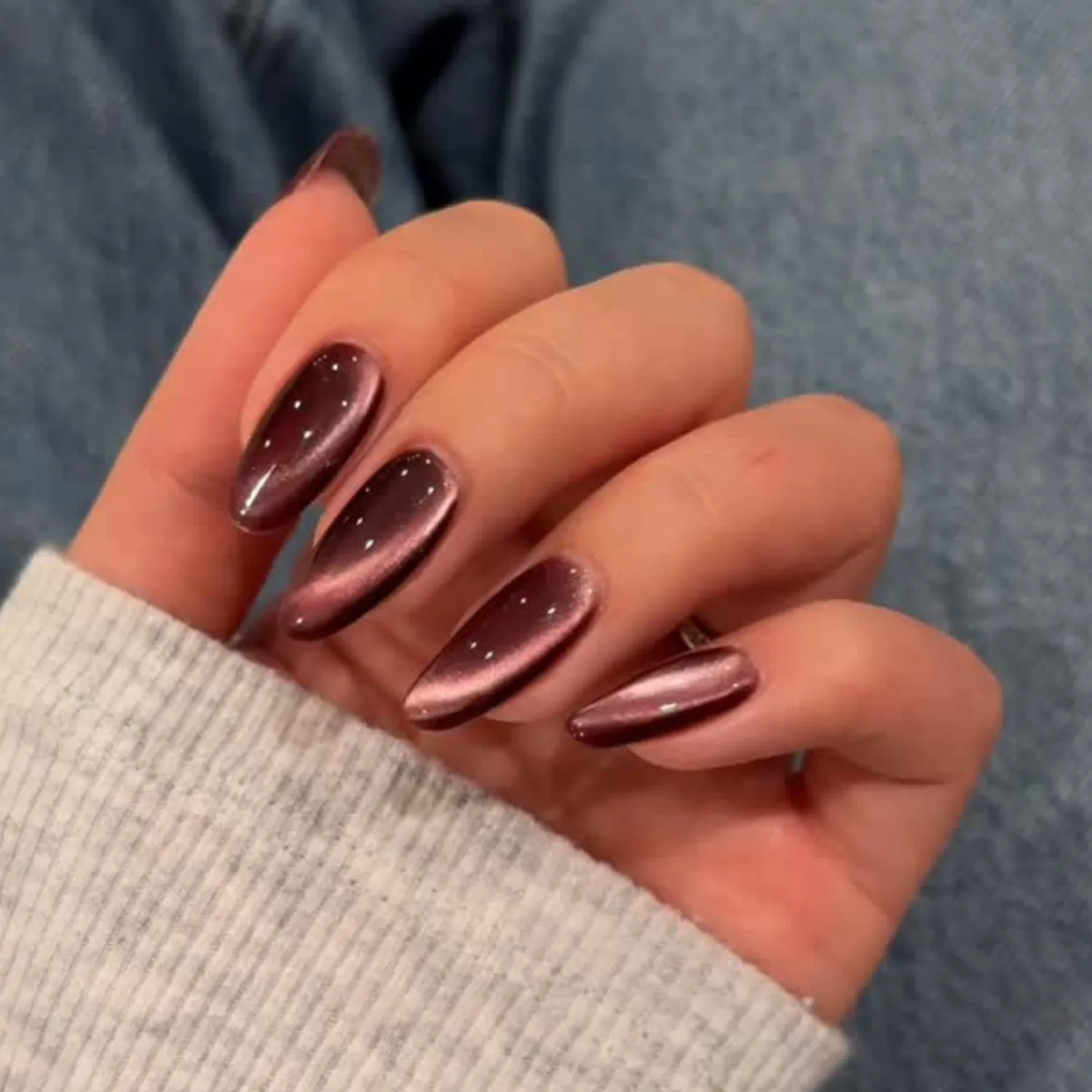 Новогодний маникюр 2025 с эффектом «кошачий глаз»: 10 стильных и завораживающих идей